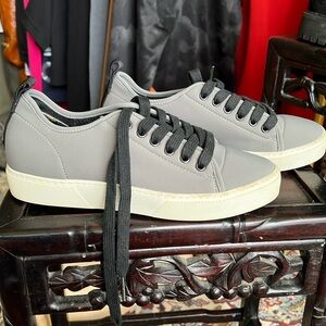 James perse
Grey worn a minimum 
Wetsuit type material
Love